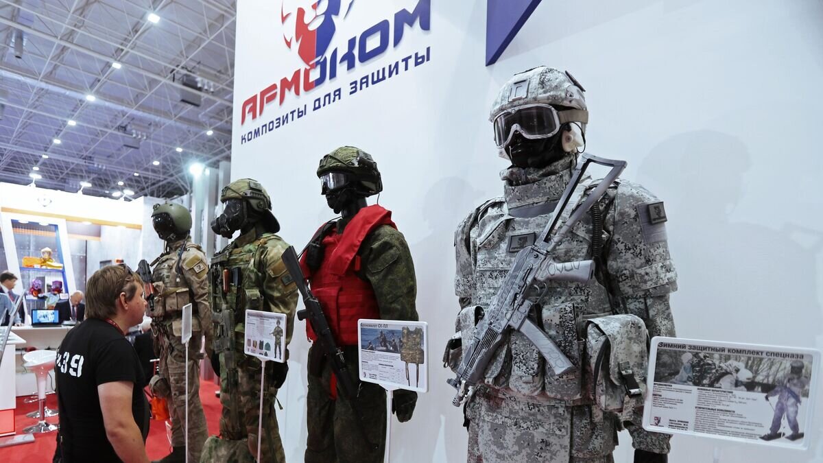    Посетитель Международного военно-технического форума "Армия-2018" осматривает средства индивидуальной защиты компании "Армоком"© РИА Новости / Виталий Белоусов