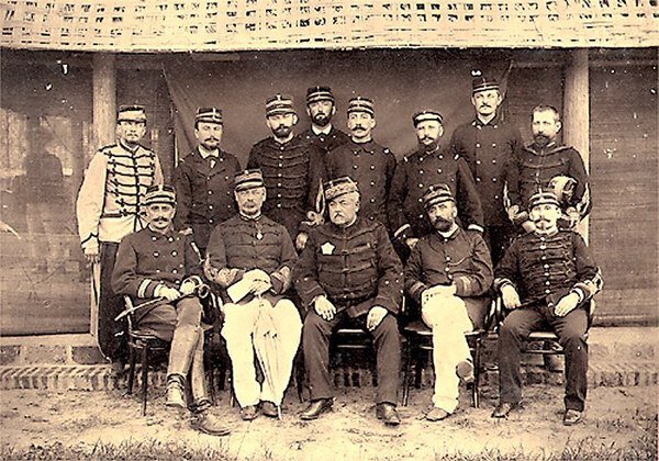 Генерал Шарль Мийо (в центре, со звездой) и офицеры его штаба