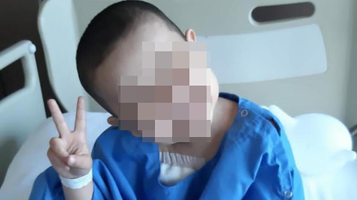    Мальчик сидит на кровати в больнице:из личного архива