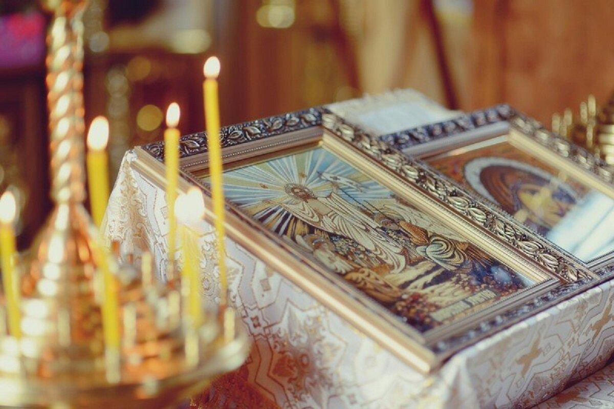 Свечи в храме на торжество Православия