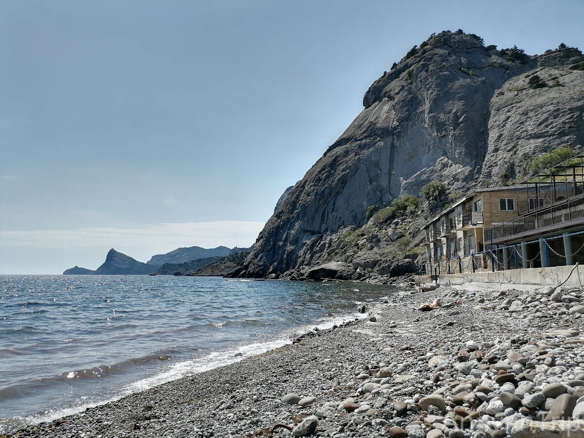 Видите загорающую девушку? А она есть...