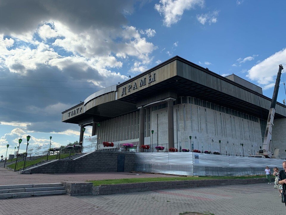     Рабочие обновили и лестницу к театру. Фото: Алена Мищенко