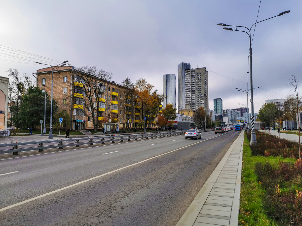 Проспект Маршала Жукова у метро "Народное Ополчение".