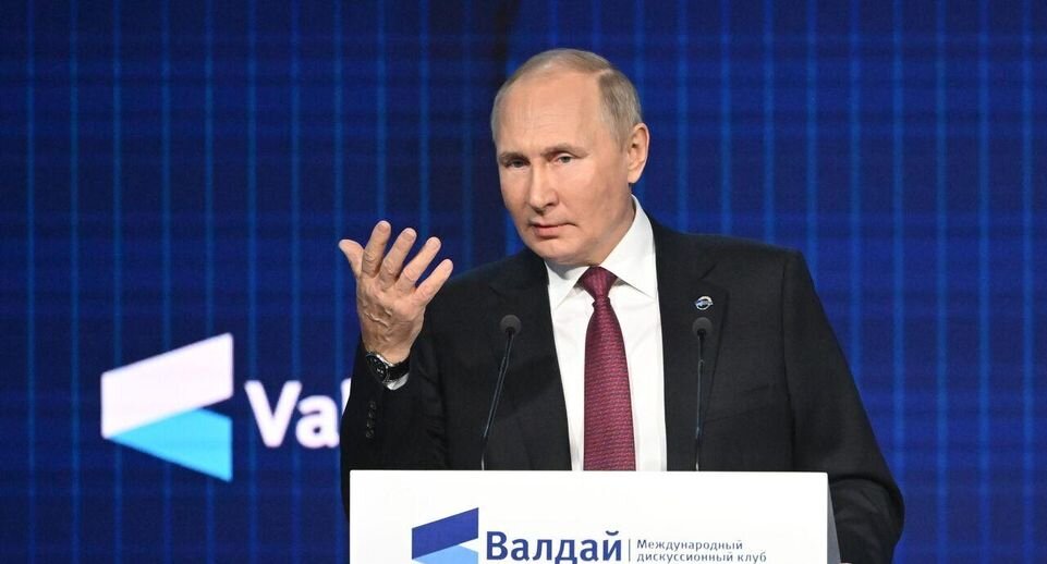 Владимир Путин выступает на пленарной сессии XIX ежегодного заседания международного дискуссионного клуба «Валдай»📷
