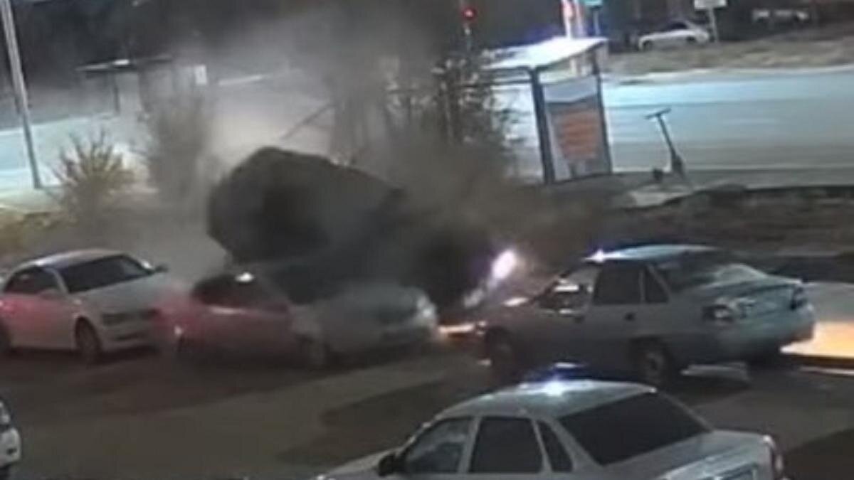    Автомобиль столкнулся с припаркованными авто:instagram.com/astana_sergek