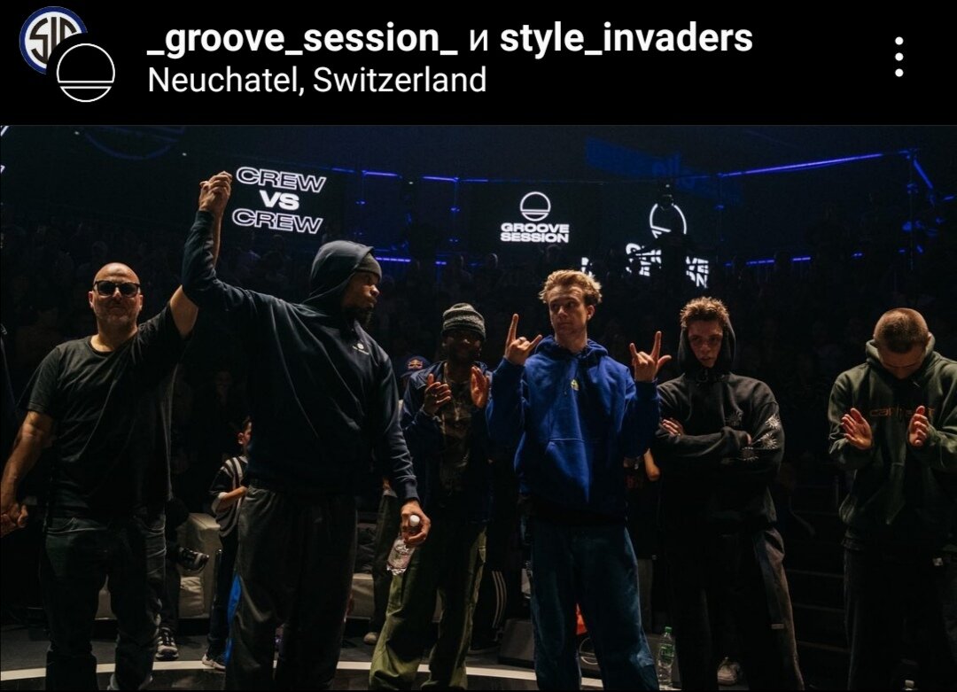 Команда Style Invaders и Слева Stripes парень в капюшоне с поднятой рукой. 
