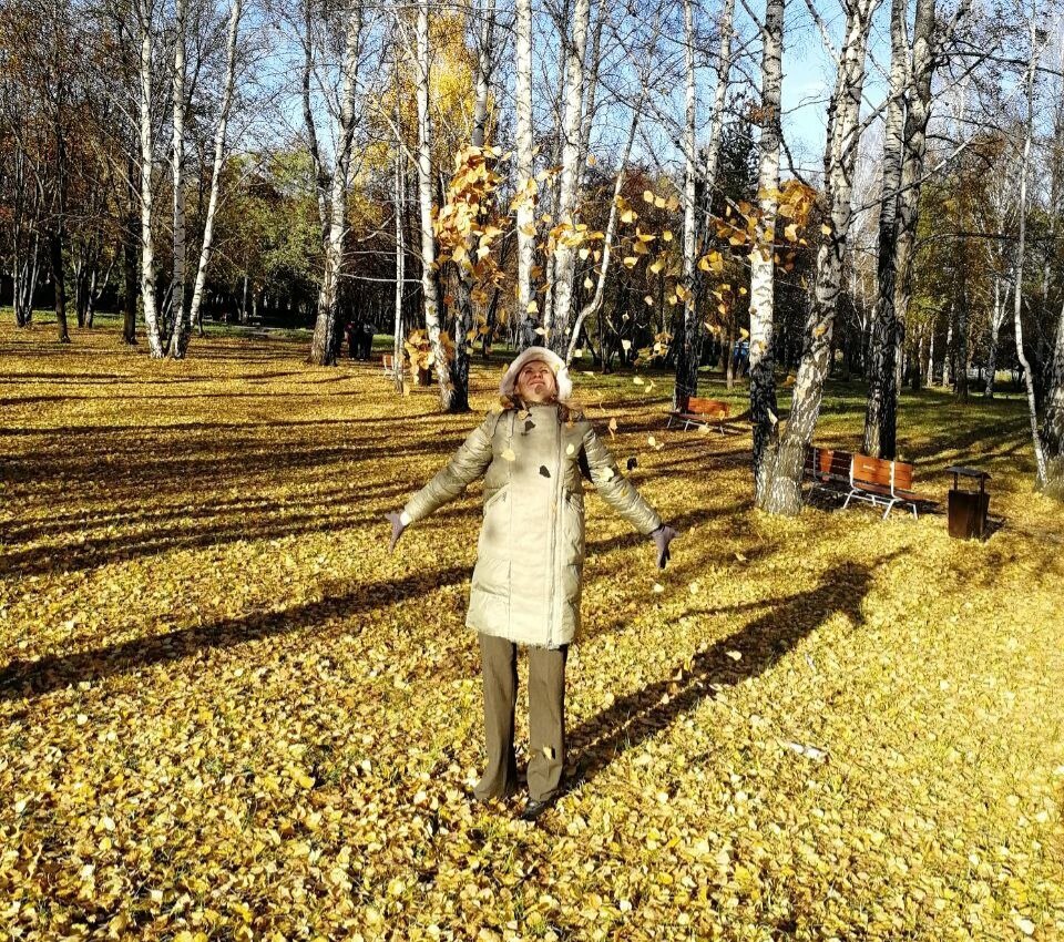 Недавно я обкидывалась листьями в городском парке. Это тоже часть терапии🙂