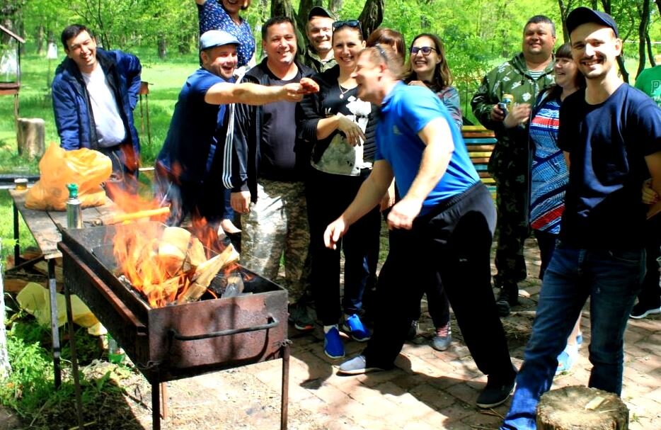 Барбекю на даче с семьей