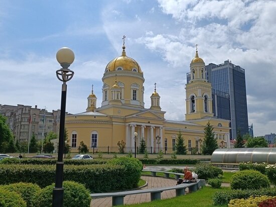     С утра в Свято-Троицком кафедральном соборе прошла торжественная литургия. Фото: Николай Курилов / "МК-Урал".