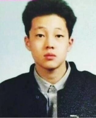 Всего лишь хотел сфотографироваться с кумиром, но подростка заметили и понеслось. 