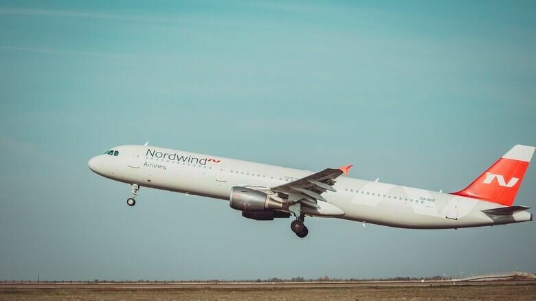     Снегопад в Тюмени внес коррективы в расписание аэропорта Рощино. Из-за неблагоприятных погодных условий задержан более чем на час рейс в Иркутск. С задержкой от получаса до двух часов в первой половине дня выполнялись вылеты в Сочи, Минеральные Воды, Санкт Петербург.