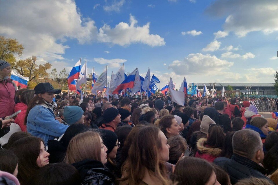     Ростовчан собралось на левом берегу так много, что в первых рядах вздохнуть тяжело. Екатерина ПОПОВА