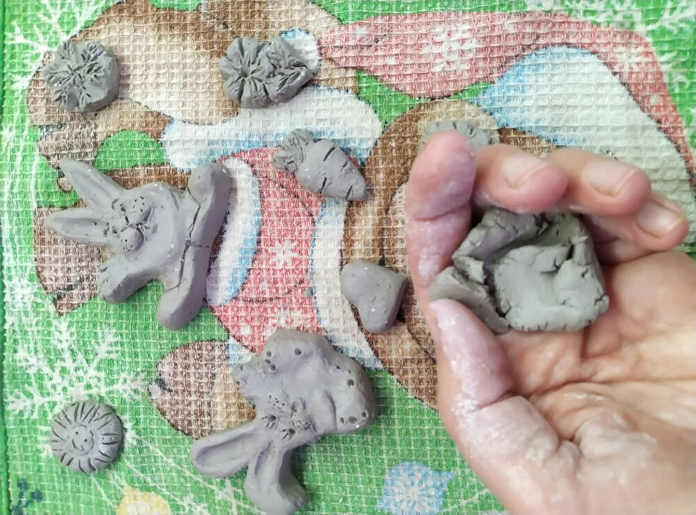 Лепить из глины, мять природную глину - истинное удовольствие.