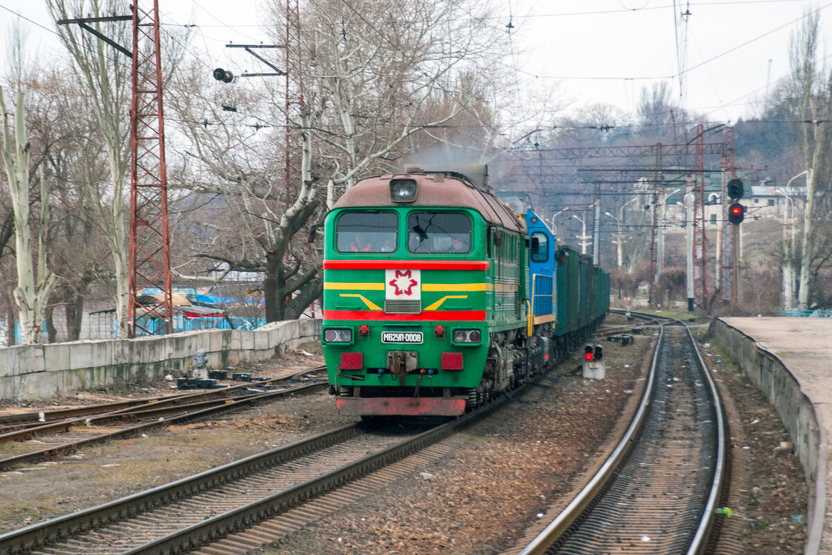М62УП-0008 и ТЭМ18ДМ-3109 на станции Мариуполь. 24 января 2015 года.