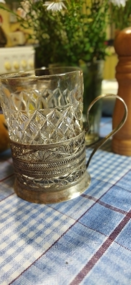 Стакан есть, и даже хрустальный, когда на блошке в Измайловском кремле покупали, сказали - 1000 руб. все вместе, а если стакан убрать? Тоже 1000. Взяли все, но стакан не подходит по форме.