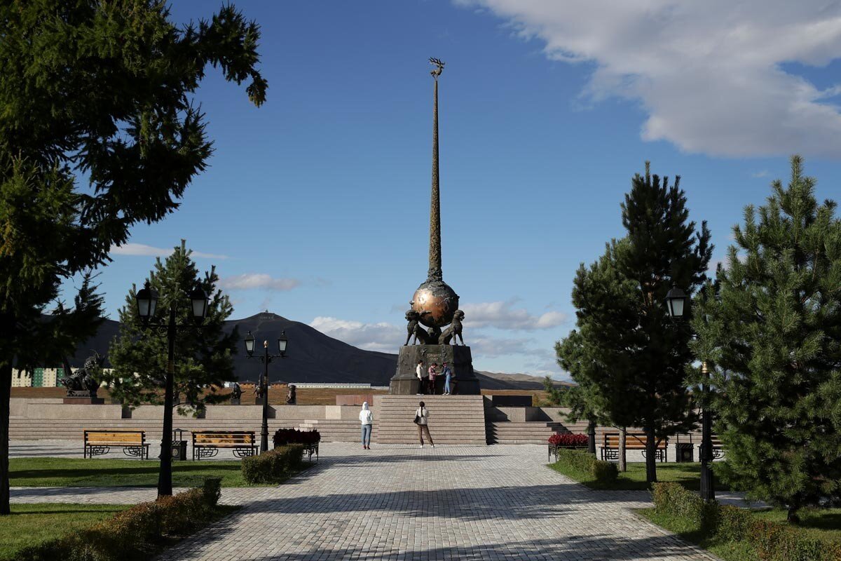 Новый обелиск "Центр Азии" на набережной Енисея в Кызыле/ © ТАСС