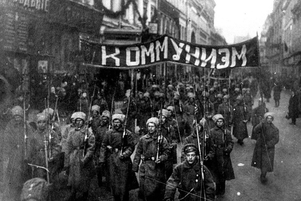     Революция 1917 года - роковая веха в истории России.