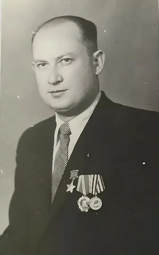 Миля Лазаревич Фельзенштейн. Источник фото: https://www.alamy.com/stock-photo/hero-of-the-ussr.html?sortby=1