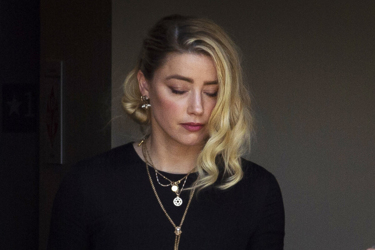    Эмбер Херд покидает здание суда округа Фэрфакс 1 июня 2022 года. Присяжные по делу Джонни Деппа против Эмбер Херд присудили Деппу 15 миллионов долларов в качестве возмещения ущерба его карьере за статью, написанную Херд в Washington Post в 2018 году