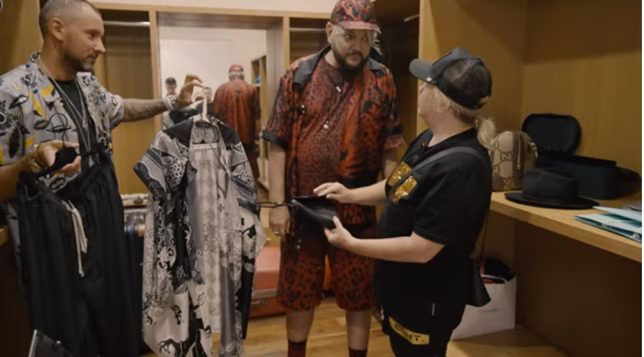 Запомните лицо лакея с вешалками наперевес:  стилист Максим, ему страна обязана прикидом одной Звязды больших и малых  сцен. И как она под ним еще не проломилась (сцена)?