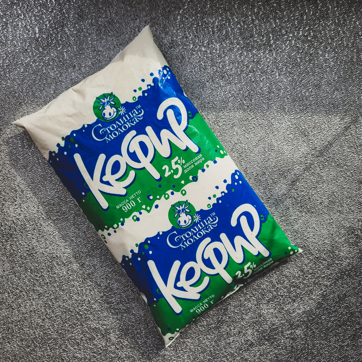 Я беру самый жирный кефир (или сметану 20%) и замораживаю на ночь;