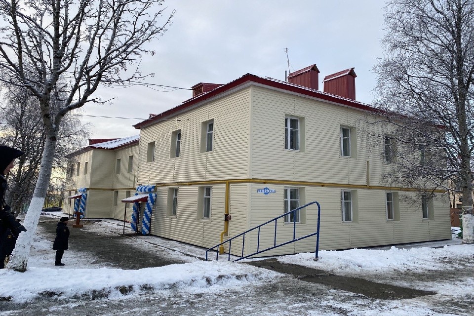     В Оленегорске-2 приведены в порядок три крыши домов №15, 16 и 18 на улице Ленинградской. Фото: gov-murman.ru