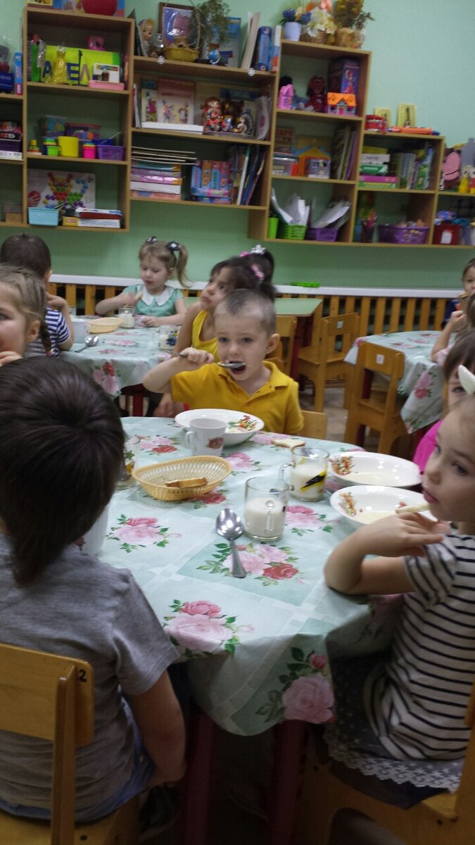 Обедали мы в саду через раз