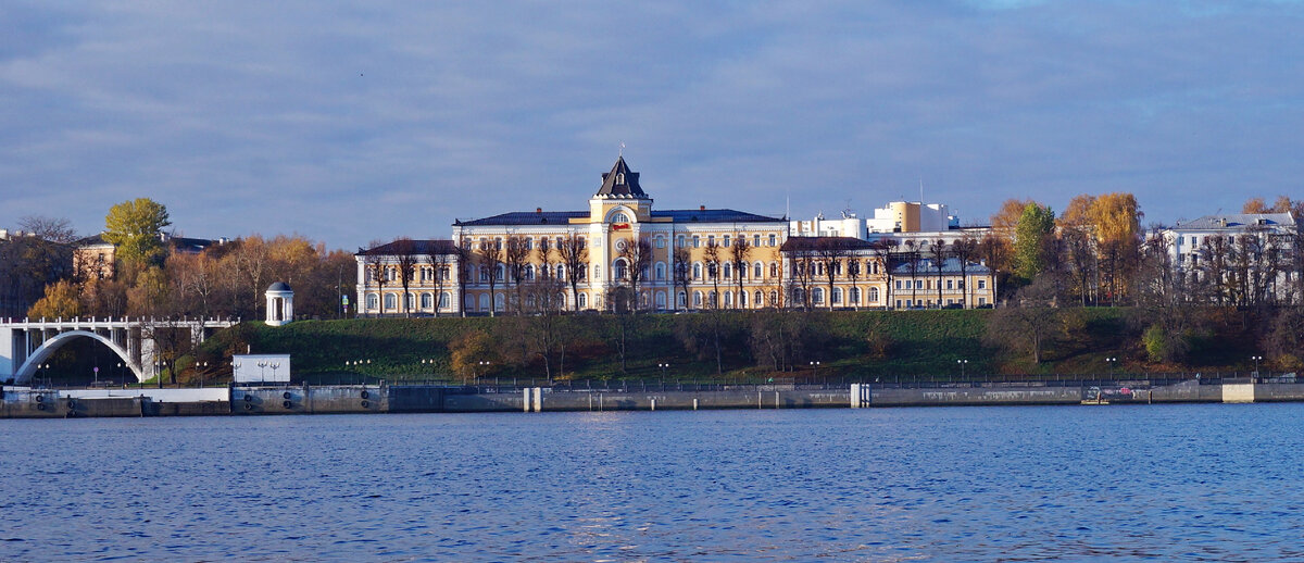Дом бывш. Ярославского училища девиц духовного звания на Волжской набережной в Ярославле, 1861 г., реконструкция начала XX в.