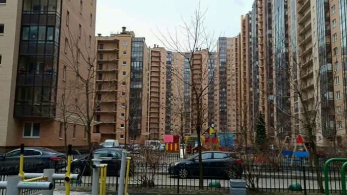 фото двора самого большого дома в Кудрово