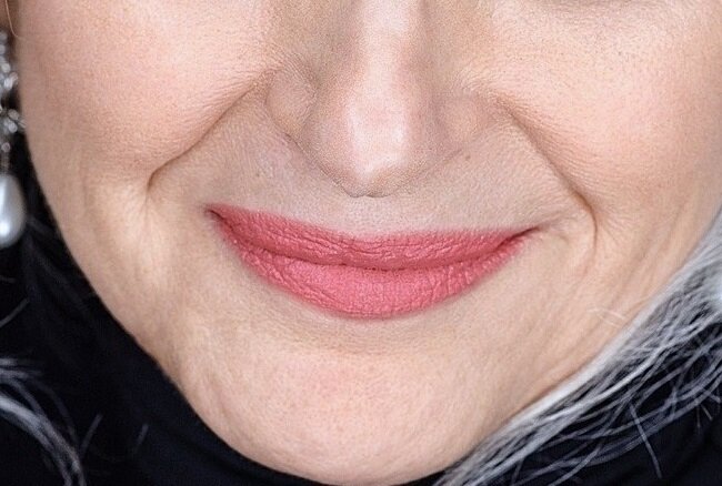 При неправильном нанесении косметических средств кожа может выглядеть хуже, чем без косметики — подчеркнется текстура 