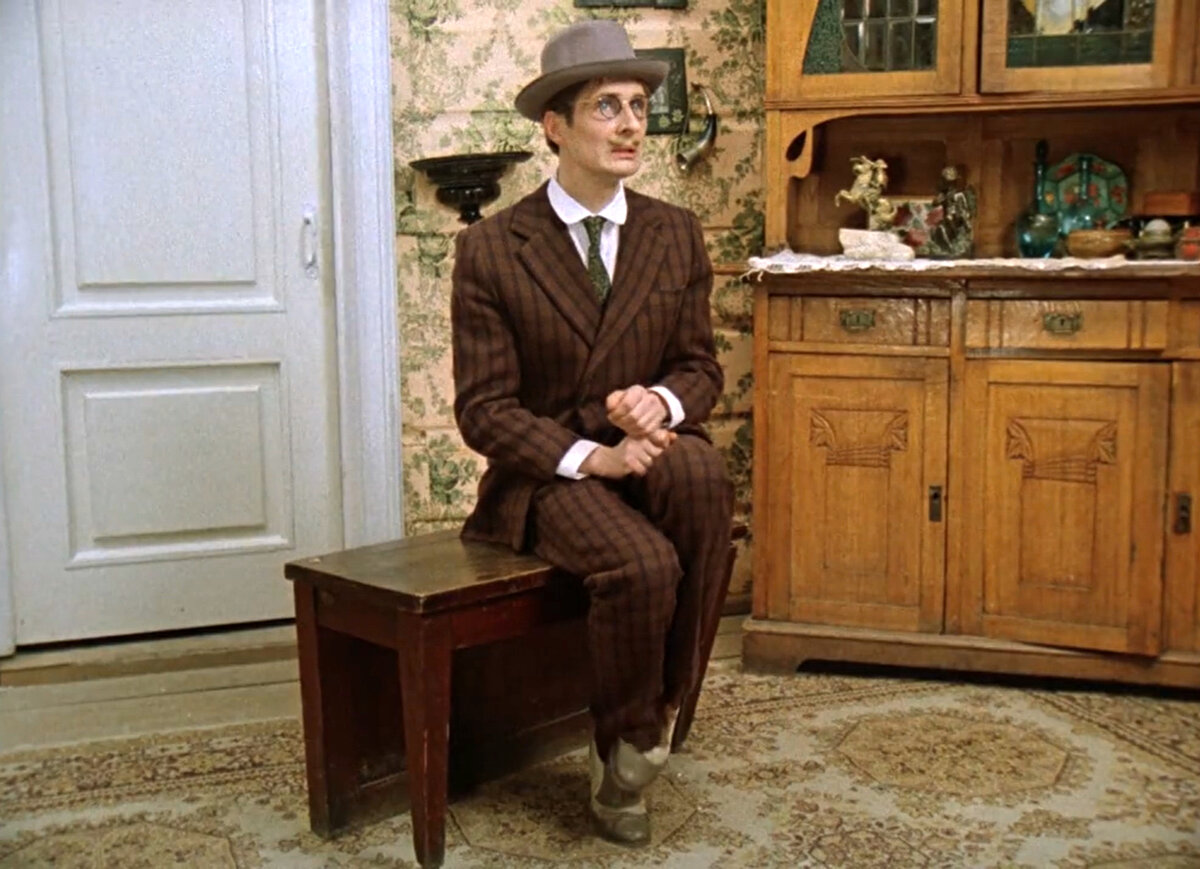 Скриншот кадра из кинофильма "Не может быть!" (1975), режиссер Леонид Гайдай, сценаристы Владлен Бахнов, Леонид Гайдай