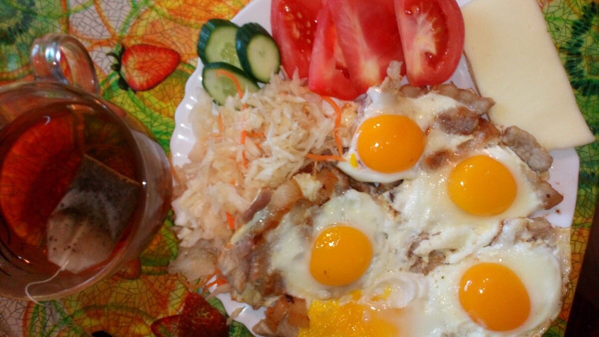 Глазунья с грудинкой, сыр, квашеная капуста, помидор, огурец.