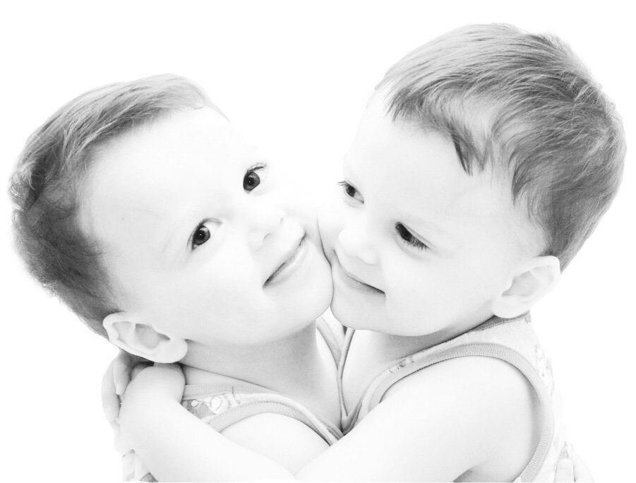 малыши двойняшки мальчики. монохориальная моноамниотическая близнецы. двойняшки для мужа. открытки для близнецов. двойняшки для мужа.