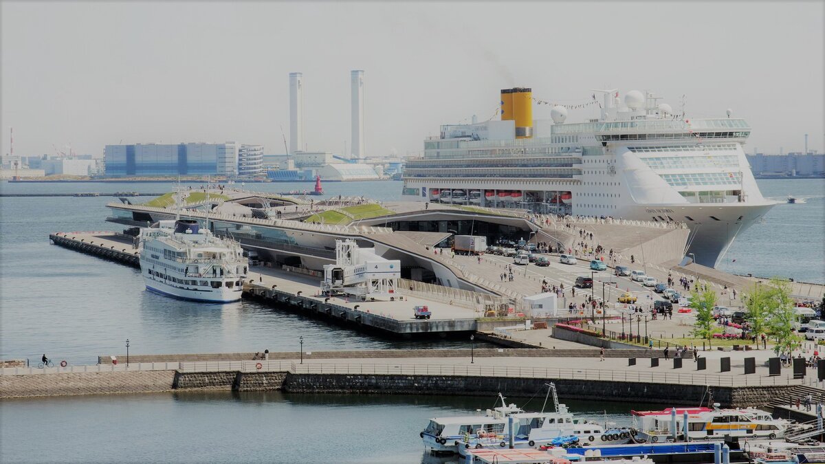 На снимке видны разные уровни постройки и круизный лайнер справа от нее