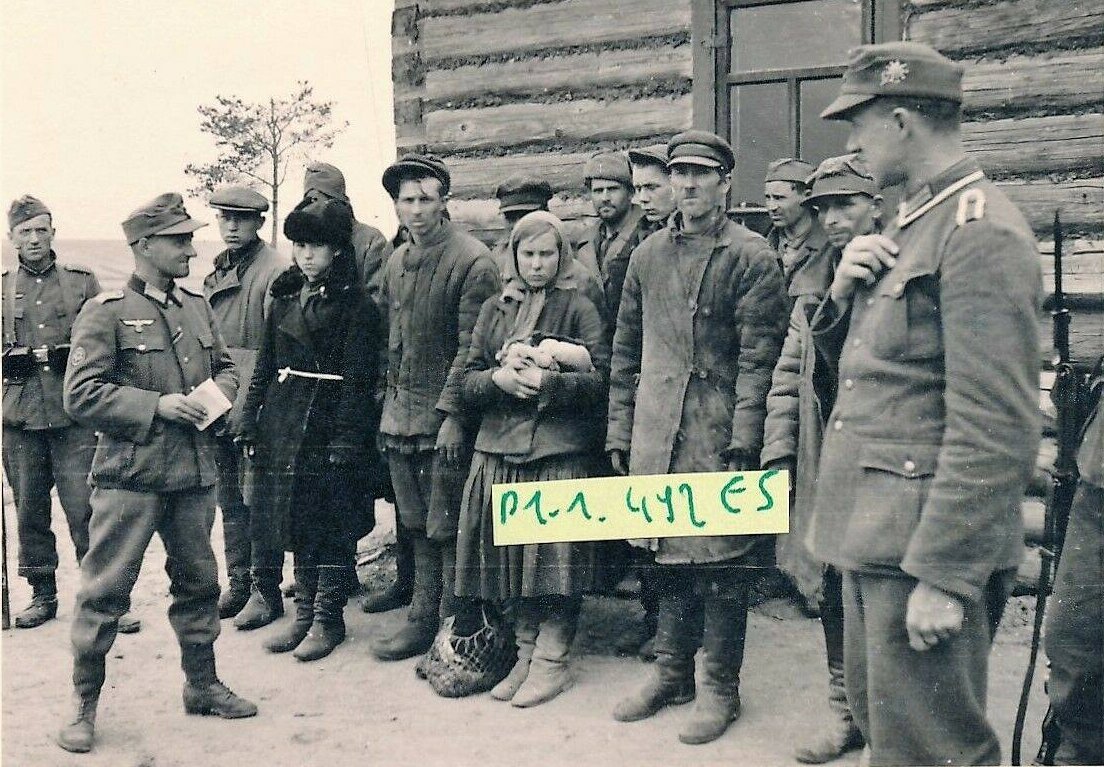 Военнопленные март 2024. 1941 Пленные красноармейцы в Ростове. Военнопленные красноармейцы 1941. Советские военнопленные комиссар.