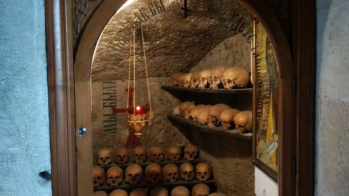 Надпись на двери - Мы были такими как Вы.  Вы будете такими как мы.  Находится в стенах монастыря.