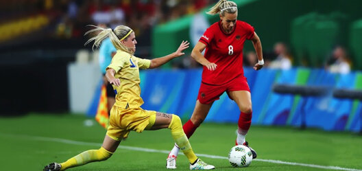На сегодняшний день в России профессионально занимаются футболом приблизительно 200 человек женского пола, 30 тысяч девушек увлекается данным видом спорта.