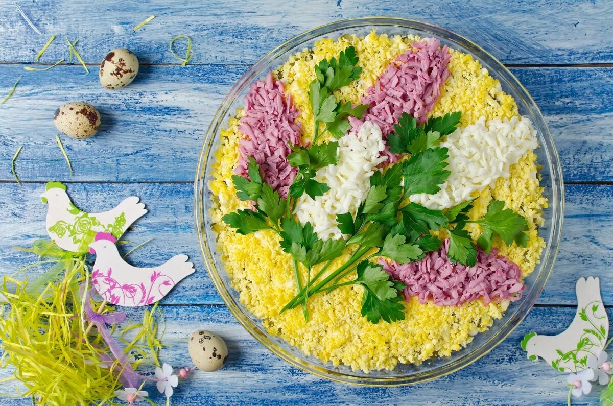 Салат желтый одуванчик. Салат мимоза с сайрой. Мимоза салат классический. Украшение салата мимоза. Как украсить салат мимоза.