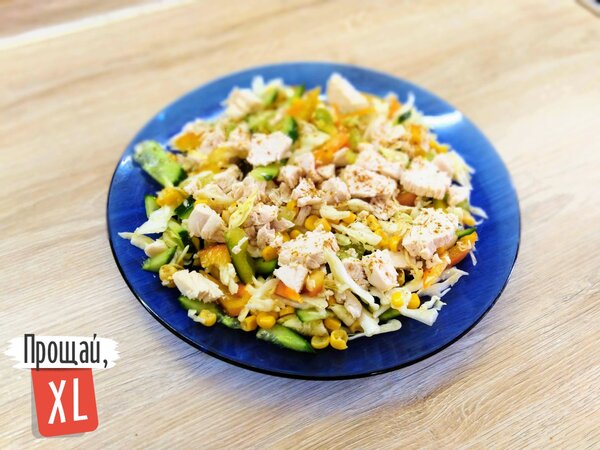 Ужин: овощной салат с курицей