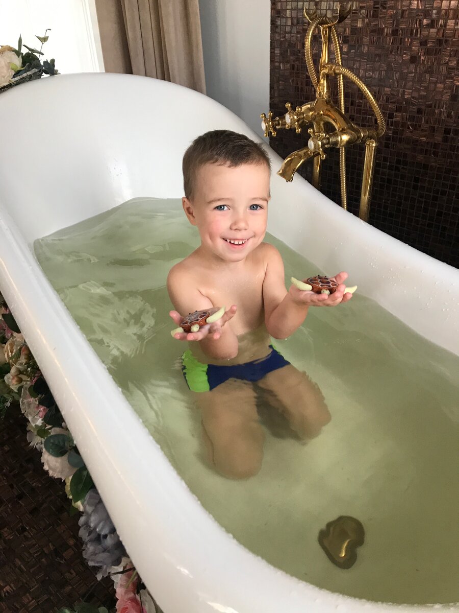 Кадр с фотосессии Berttoys. В руках у ребенка черепашка Тиша. 