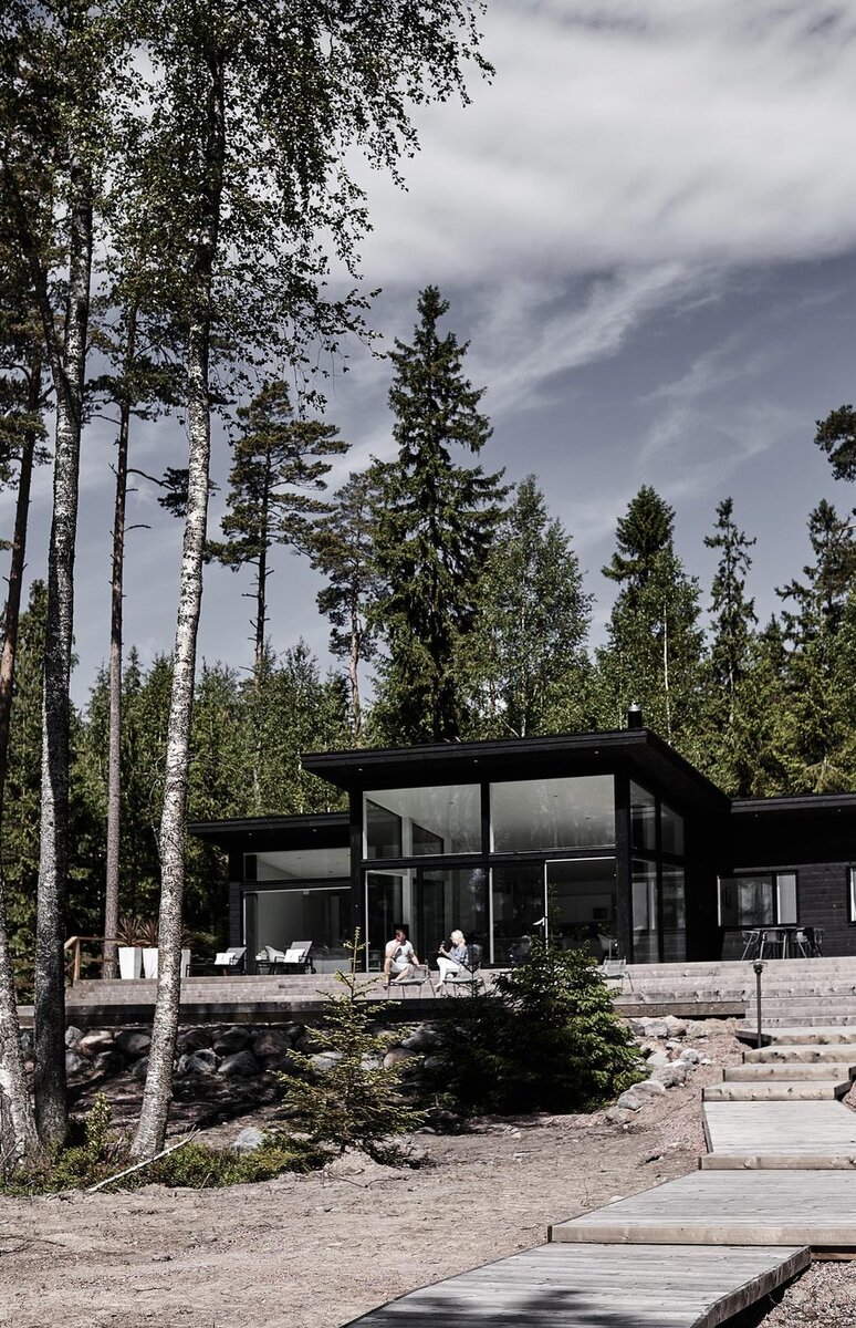 Большие окна дома отдыха выходят на море.