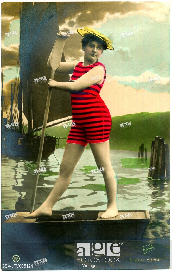 Девушка в красном купальном костюме с веслом в руках. Открытка начала 1900-х годов. Фото с сайта agefotostock.com