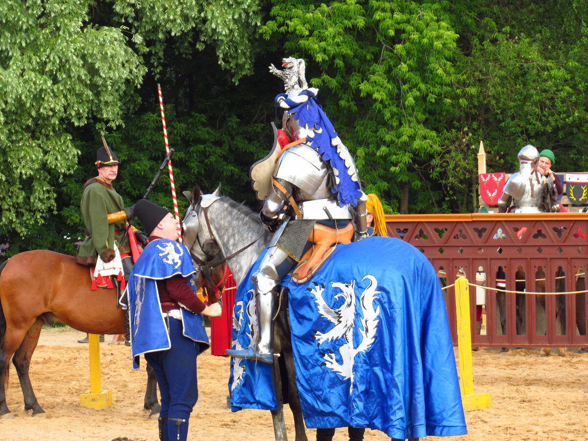 оруженосец в серой шинели. оруженосец рыцаря средневековья. оруженосец в средние века. полевая модернизация оруженосец. рыцарь тевтонского ордена 13 века.