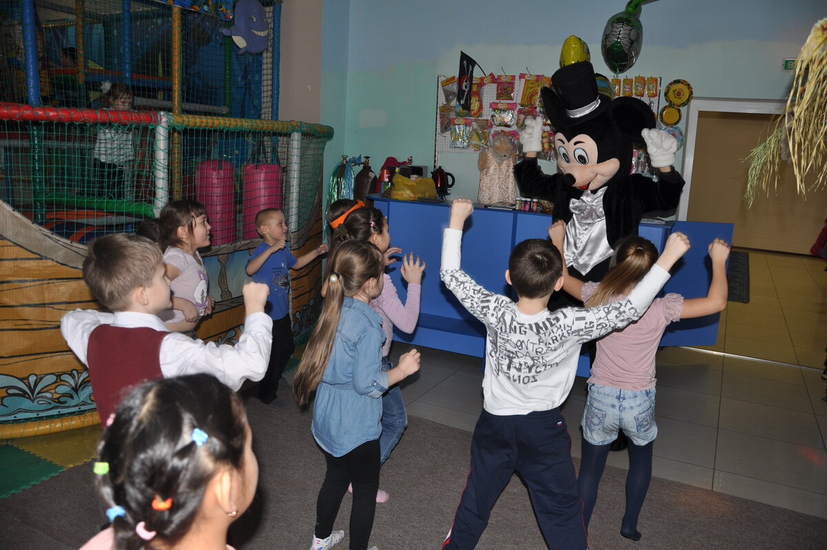 Танцы для ростовой куклы - самое важное! Начали повторять за тобой? Значит, все делаешь правильно! Фото Чуки-Чуки