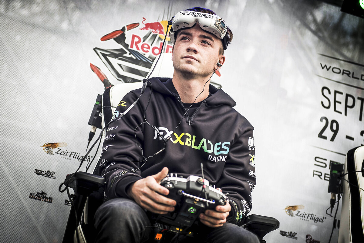 Герой этой статьи.  Johny Schaer в обмундировании и готов запускать своего "дрона"