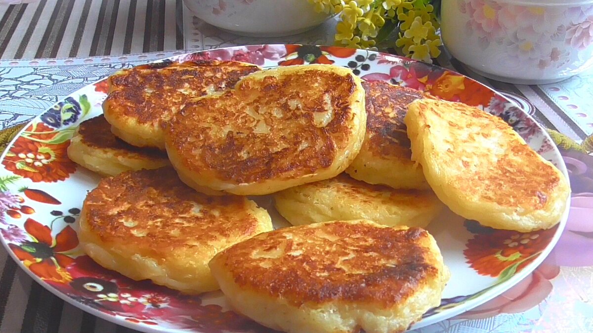 Быстрые сырные оладушки на кефире. Каждый раз новый вкус, потому что  готовлю с разными начинками | Алина Калинина Простые рецепты | Дзен