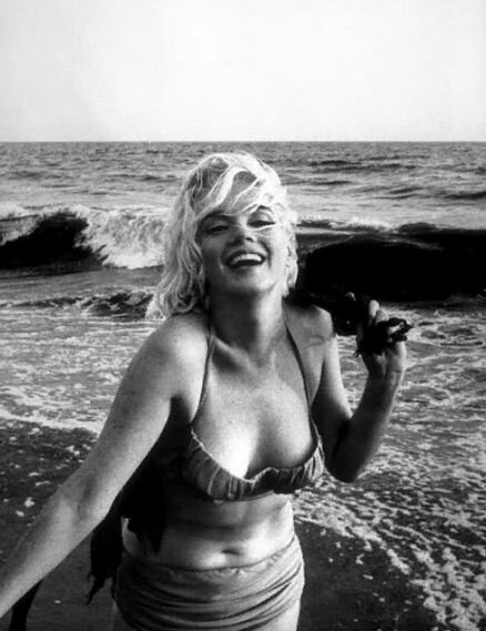 Красавица в бикини на фоне моря. Фото с Яндекс.Картинки