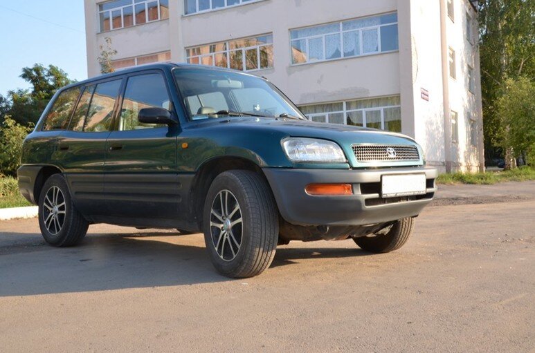Toyota RAV4 – это один из первых кроссоверов, появившихся в России. Нужно отметить, что Нива формально считается тоже кроссовером, хотя все, кто на ней хоть раз ездил, знают, что эта машина по проходимости может оставить позади даже многие рамные внедорожники.