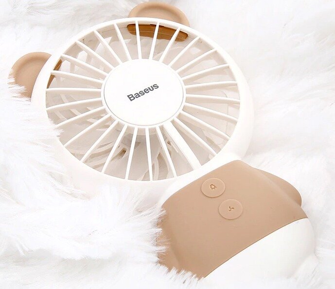 Аксессуар стилизован под милого маленького медведя. Не оставит равнодушной ни одну девушку. Поверхность корпуса покрыта мягким и приятным на ощупь материалом.