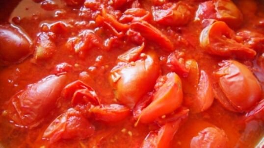 
Чтобы приготовить домашний кетчуп из помидор на зиму, лучше всего взять сорт помидор "сливки". Из них получается очень густой томат.